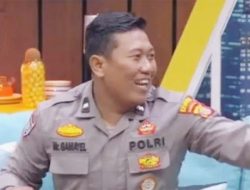Lawan Arus, Komika Polisi Ini Bawa Keluarganya Ikut Demo Tuntut Anggota DPR