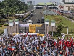 Demo 4 September di DPR: Abigail Limuria Pimpin Penyerahan Simbolis 17+8 Tuntutan Rakyat