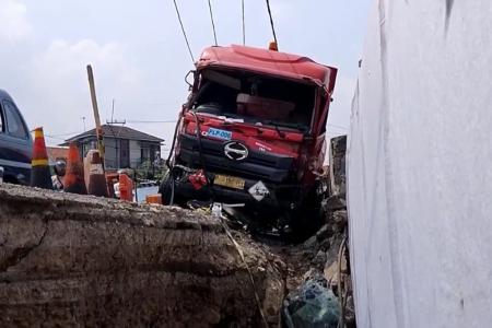 Breaking News: Kecelakaan Beruntun Truk Tangki BBM Tabrak Belasan Kendaraan di Bogor