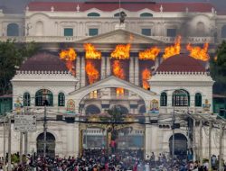 Demonstran Bakar Gedung Parlemen Nepal dan Rumah Perdana Menteri