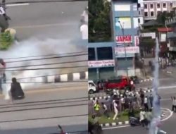 GOKIL! Viral Aksi Nekat Gen Z Nepal Lempar Balik Gas Air Mata ke Polisi