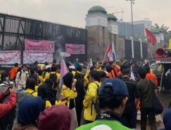 Mahasiswa Masih Demo di Depan Gedung DPR: Tuntaskan Tuntutan 17+8 hingga Adili Jokowi Menggema!