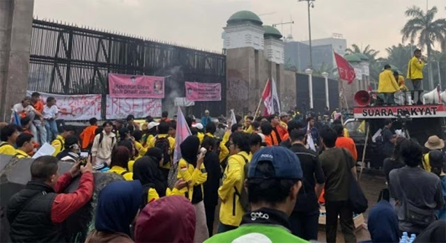 Mahasiswa Masih Demo di Depan Gedung DPR: Tuntaskan Tuntutan 17+8 hingga Adili Jokowi Menggema!
