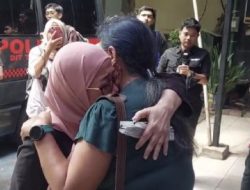 Ibu Delpedro Menangis di Polda Metro Jaya: Dia Bukan Koruptor