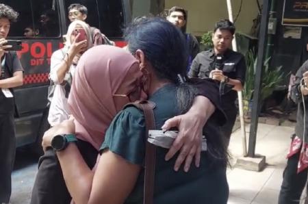 Ibu Delpedro Menangis di Polda Metro Jaya: Dia Bukan Koruptor