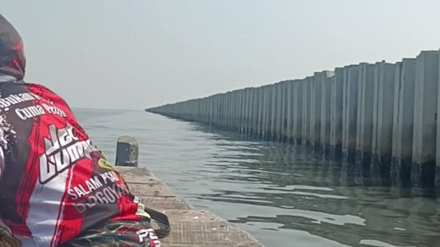 Bukan Lagi Pagar Bambu, Kini Viral Tanggul Beton di Pesisir Jakarta Utara yang Ganggu Kegiatan Nelayan