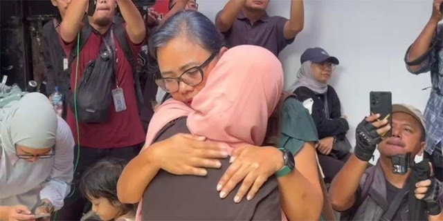 Tangis Ibu Delpedro Pecah di Rutan Polda Metro: Anak Saya Bukan Maling!