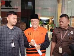 Eks Wamenaker Noel Pakai Peci usai Ditahan KPK: Lebih Enak, Biar Lebih Keren