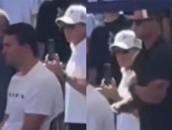 Ada Sinyal Rahasia? Gerak-Gerik Dua Pria di Belakang Charlie Kirk Disebut Mencurigakan
