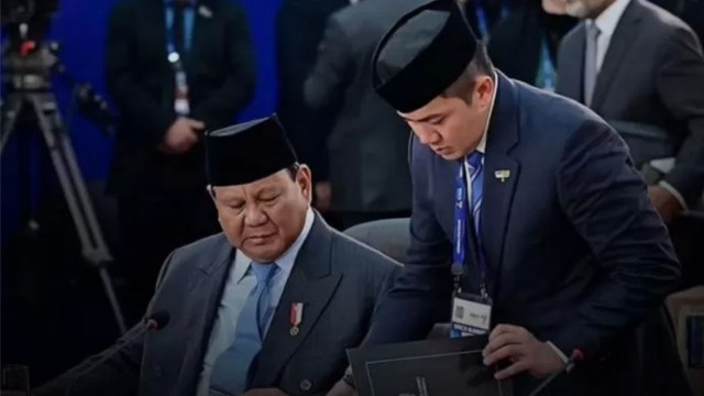 Seskab Rasa Wapres, Teddy Kawal Komunikasi Pemerintahan Prabowo Yang Tak Dikuasai Gibran