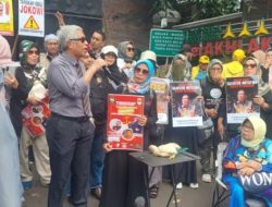 Bawa Seekor Ayam Hidup, Massa Geruduk Kejagung Teriakkan Rakyat Muak Silfester Belum Ditangkap!