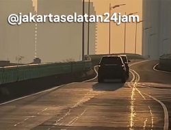 Mobil Berpelat Dinas TNI Dikawal Patwal Melintas di Jalur Layang Transjakarta