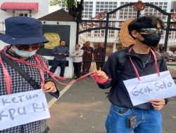 Aksi Teatrikal AMPD: Ketua KPU Dikerangkeng Geng Solo