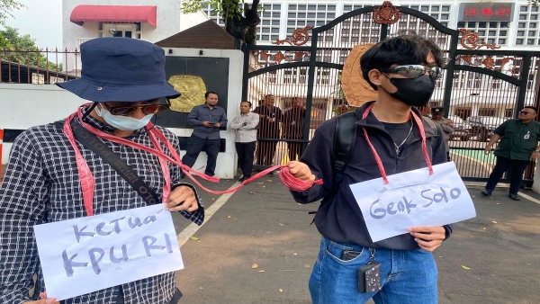 Aksi Teatrikal AMPD: Ketua KPU Dikerangkeng Geng Solo