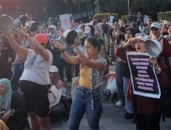Panci Bicara! Emak-Emak Yogyakarta Lakukan Aksi Simbolik Protes Program MBG Dihentikan
