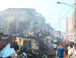 Kondisi Terkini Kebakaran di Tamansari Jakbar, Petugas dan Warga Masih Berjibaku Padamkan Api
