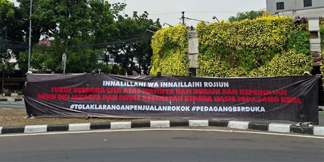 Tolak Raperda KTR Pedagang Sampaikan Innalillahi di Tugu Tani