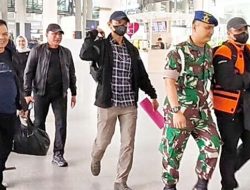 Edy Rahmayadi Tersenyum Berjalan Beriringan dengan Topan Ginting di Bandara Kualanamu