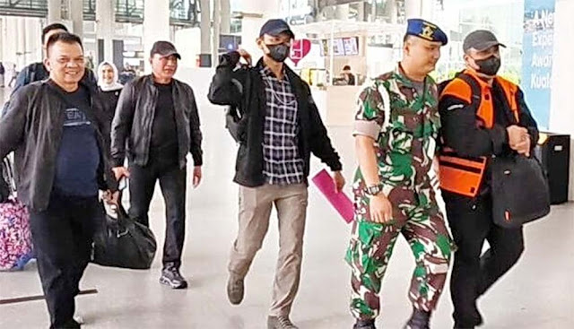 Edy Rahmayadi Tersenyum Berjalan Beriringan dengan Topan Ginting di Bandara Kualanamu