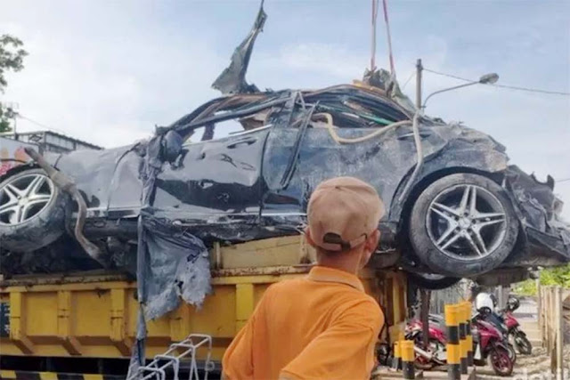 Mobil Mercy Diduga Milik Pengasuh Ponpes Al Khoziny yang Kena Runtuhan Jadi Sorotan, Ternyata Segini Harganya!