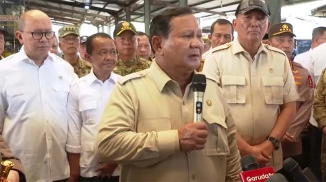 Saat Prabowo Ungkap Kerugian Rp 300 Triliun, Bahlil Terciduk Colek Mesra Menteri Rosan: Ada Apa?