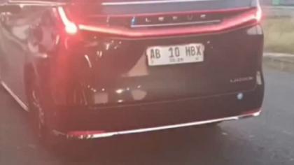 Sri Sultan HB X Antre di Lampu Merah, Rombongan Tot Tot Wuk Wuk Malah Salip Viral!