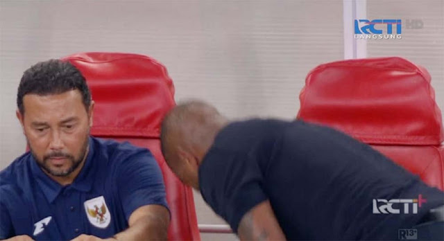 Patrick Kluivert Murka! Timnas Indonesia Gagal ke Piala Dunia 2026, Langsung Pukul Bangku Usai Tumbang 0-1 dari Irak