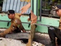 Viral! Lurah di Medan Didorong Massa hingga Jatuh ke Parit, Ini Videonya