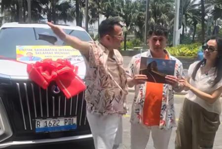 Irfan Hakim Heboh Dikasi Mobil Listrik Raffi Ahmad, Harganya Bikin Melongo!