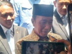 Jokowi Cuma Tersenyum Saat Ditanya Soal Utang Kereta Cepat Whoosh, Apa Artinya?