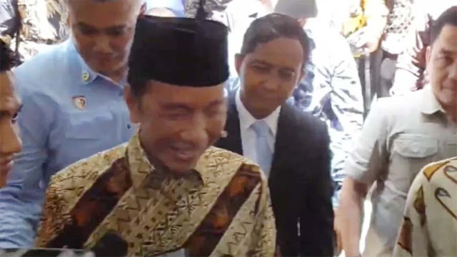 Jokowi Cuma Tersenyum, Ditanya Soal Utang Whoosh: Apa Arti Sikap Bungkam Ini?