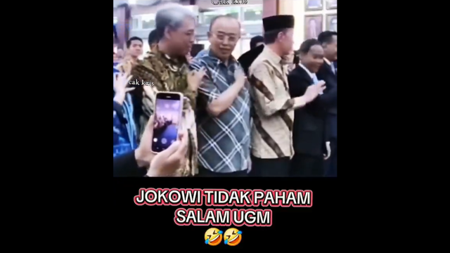 Viral Jokowi Gagal Salam Khas UGM, Netizen Soroti Status Alumni: Benarkah?
