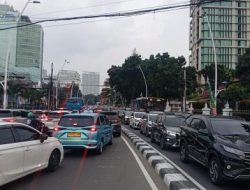 Mahasiswa Gelar Demo 1 Tahun Prabowo-Gibran, Lalu Lintas Jakpus Macet Total