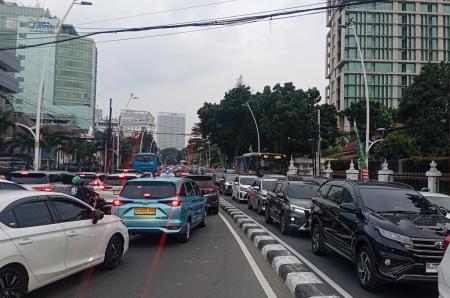 Mahasiswa Gelar Demo 1 Tahun Prabowo-Gibran, Lalu Lintas Jakpus Macet Total