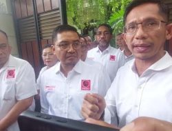 Jokowi Buka Bukti: Tunjukkan Ijazah Asli UGM ke Budi Arie dan Stafnya