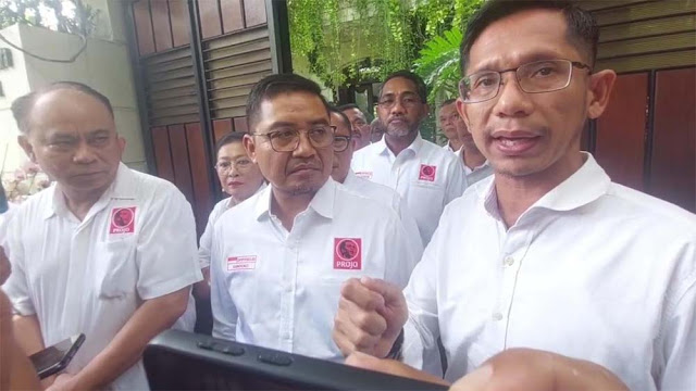 Jokowi Buka Bukti: Tunjukkan Ijazah Asli UGM ke Budi Arie dan Stafnya