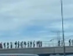 LRT Gangguan di Ketinggian 15 Meter! Penumpang Terpaksa Turun dan Jalan di Atas Rel
