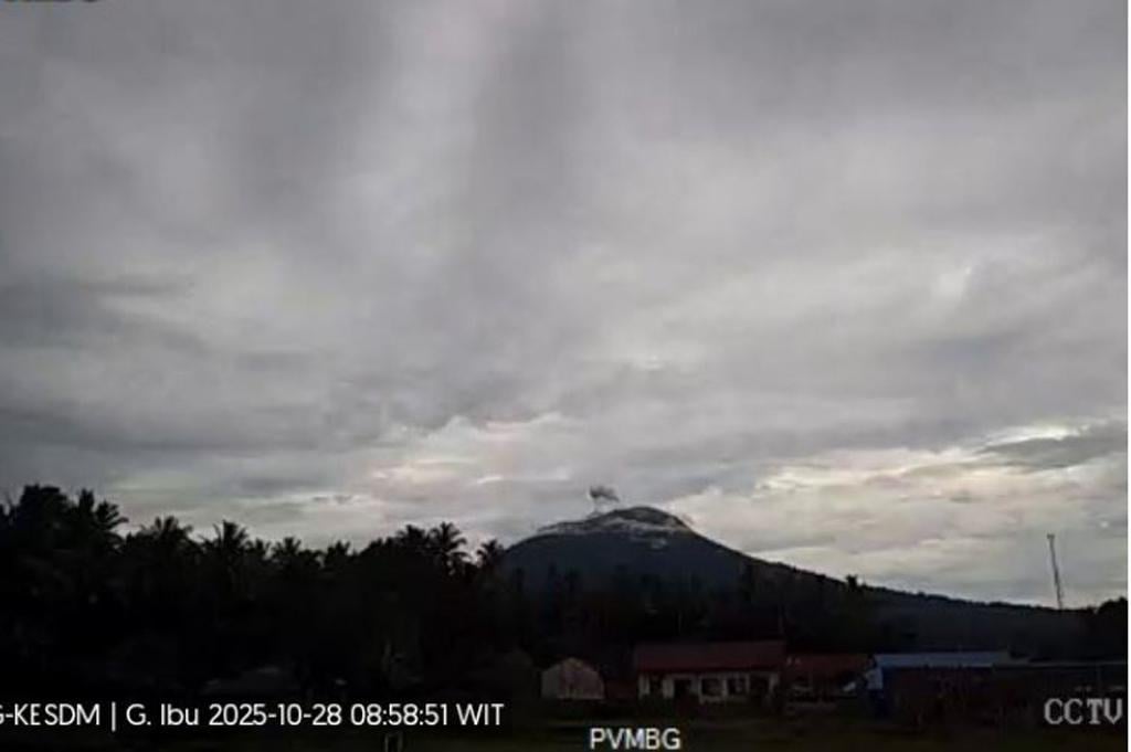 Gunung Ibu Erupsi 28 Oktober 2025: Kolom Abu 300 Meter, Warga Diimbau Waspada!