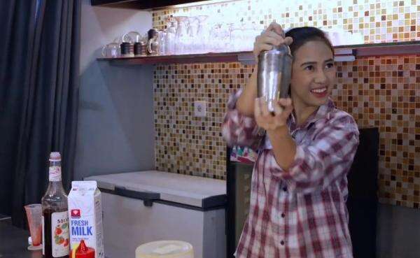 Resep Rahasia Azia Riza: Chicken Katsu Curry & Strawberry Milkshake yang Bikin Naget!