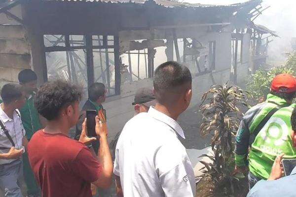 Kebakaran Hebat Bukittinggi: 10 Rumah Ludes, 6 Korban Pingsan di Dekat Kantor Pajak