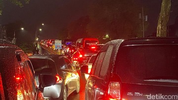 Kemacetan Parah 6 KM Landa Semarang! Pengendara Terjebak Macet 4,5 Jam Akibat Banjir