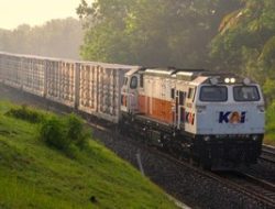 Bahaya Mematikan! Sherwin Tersenggol Kereta di Simalungun Gara-gara Pakai Headset, Kaki Patah