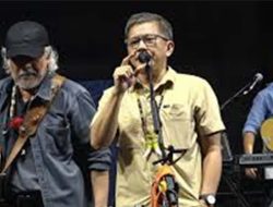 Rocky Gerung Sindir Politik di Konser Iwan Fals: Anak Sekecil Itu Disuruh Jadi Wapres!