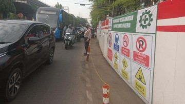 Macet Parah! Proyek Galian di DI Panjaitan & Tamini Square Pagi Ini, Cek Rute Alternatif