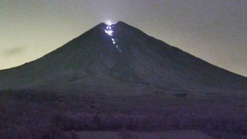 Gunung Semeru Erupsi Kembali: Lava Pijar 2 KM & Ancaman Awan Panas yang Harus Diwaspadai