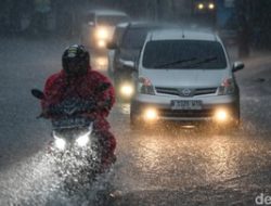 7 Tips Aman Berkendara Saat Hujan & Banjir (Mobil & Motor)