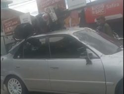 Kronologi Mengerikan! Motor Terlempar & Nyangkut di Atap Toyota Corolla Usai Kecelakaan Maut Cilegon