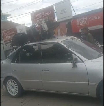 Kronologi Mengerikan! Motor Terlempar & Nyangkut di Atap Toyota Corolla Usai Kecelakaan Maut Cilegon