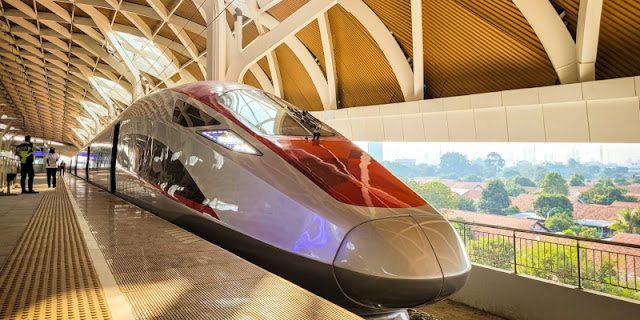 Ubedilah Badrun Bongkar Pola Inkonsistensi Kebijakan Jokowi di Proyek Kereta Cepat Whoosh: Diduga Buka Ruang Korupsi!