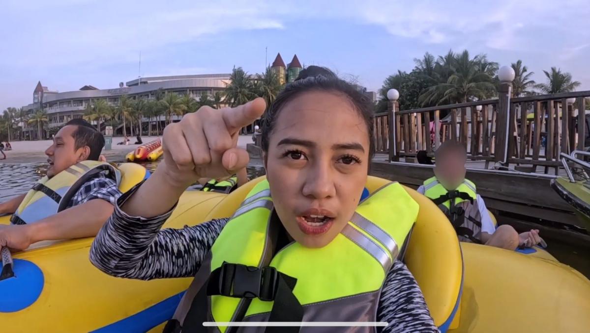 Azia Naik Banana Boat: Panik, Mual, dan Aksi Kocaknya Bikin Ngakak!